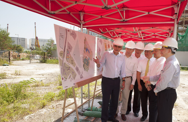THEi President Professor David LIM presented the architectural design of the new THEi campus to VTC Chairman Clement CHEN, Deputy Chairman Dr Roy CHUNG, Council Member Daniel CHENG, Deputy Chairman Conrad WONG, and Council Member Tony TAI.